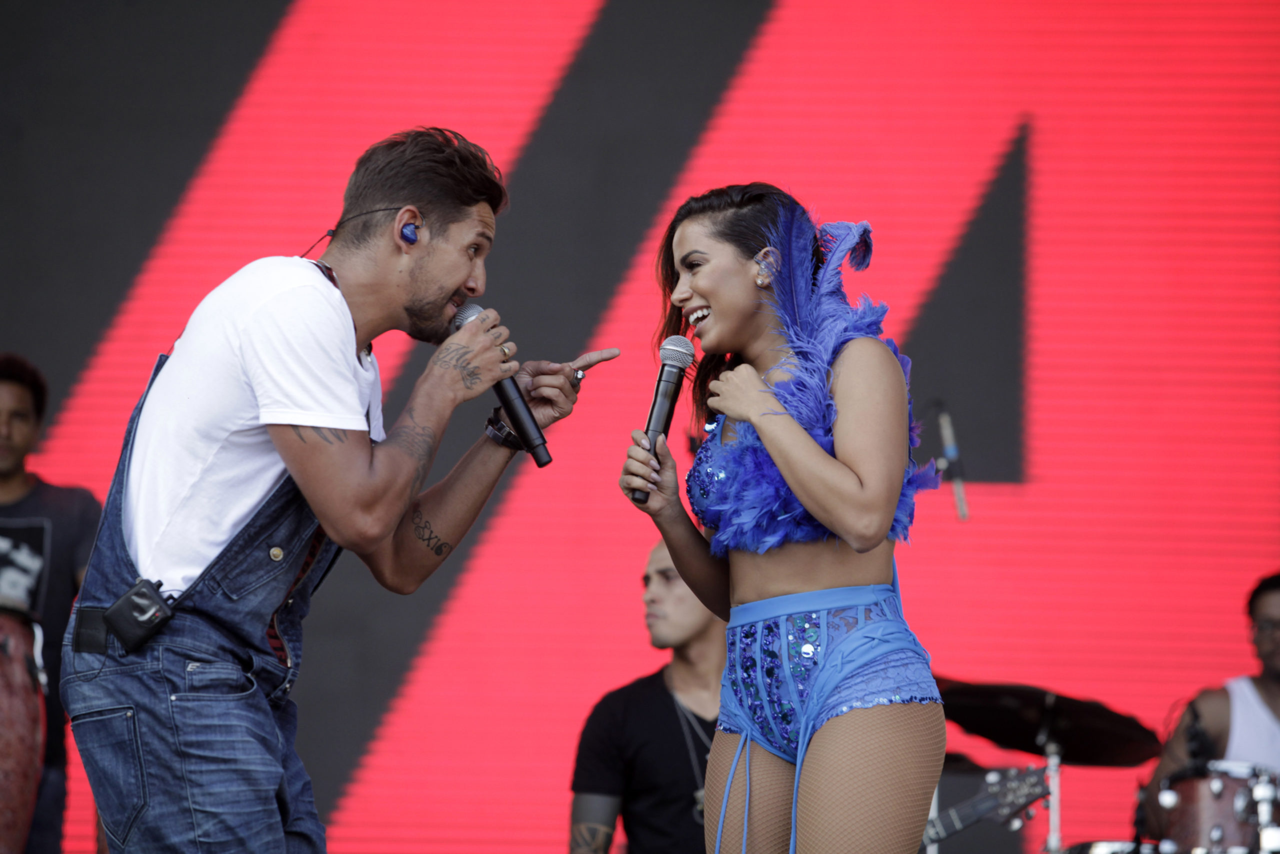 Banda Eva e Anitta se apresentam no festival CarnaUOL, no Estádio do Canindé