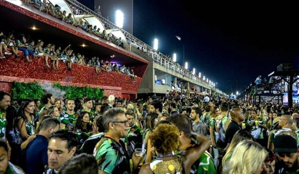 Supercamarote do CarnaUOL no Rio é sucesso de folia e de audiência
