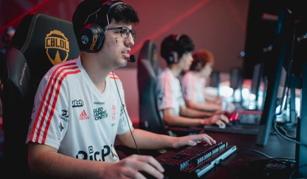 Showmatch, liga e campeonato: marcas se apropriam de disputas de eSports