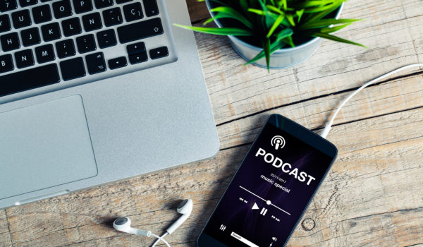 Podcasts ganham impulso com investimentos de plataformas e produtores